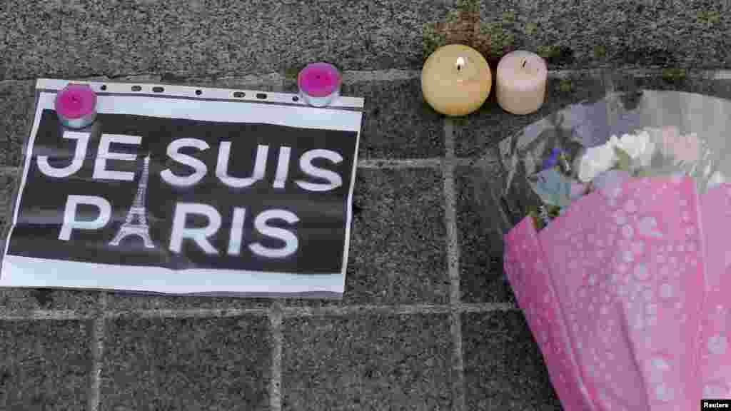 ሻማ በማብራት እና &quot;እኔ ፓሪስ ነኝ&quot; &quot;I am Paris&quot; የሚል ጸሁፍ በማስቀመጥ ሰዎች በፓሪስ ጥቃት ለተጎዱት ድጋፋቸውን ይገልጻሉ&nbsp;