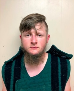 La foto de arresto tomada por el Sheriff del condado Crisp muestra a Robert Aaron Long, de 21 años, arrestado como sospechoso de los mortales tiroteos en varios spas de la zona de Atlanta que dejaron ocho muertos, la mayoría mujeres.