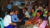 ကုလသမဂ္ဂရဲ့ မြန်မာနိုင်ငံဆိုင်ရာ လူ့အခွင့်အရေး အထူးကိုယ်စားလှယ် Tomas Ojea Quintana ကချင်ပြည်နယ် မြစ်ကြီးနားမြို့မှာ စစ်ပြေး ဒုက္ခသည်တွေနဲ့ တွေ့ဆုံစဉ် (ဖေဖော်ဝါရီ ၁၅၊ ၂၀၁၃)