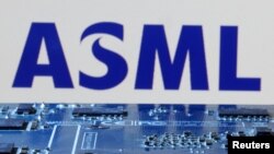 ILUSTRASI - Logo ASML di dekat motherboard komputer, 8 Januari 2024. (Dado Ruvic/REUTERS)