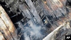 Un bombero busca personas desaparecidas dentro de una fábrica de baterías de litio luego de un incendio en Hwaseong, Corea del Sur, el lunes 24 de junio de 2024.