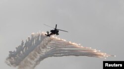 AH-64阿帕奇武装直升机在汉光军演上抛射诱饵弹模拟解放军攻台。（2018年6月7日）