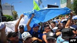 Miembros de sindicatos y organizaciones sociales intentan cruzar el puente Pueyrredon mientras miembros de la Policía Federal lo custodian, en medio de un paro nacional contra el gobierno de Milei, en Avellaneda, Provincia de Buenos Aires, Argentina, el 24 de enero de 2024.