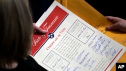 ARCHIVO - Certificación de los votos del Colegio Electoral de Tennessee durante sesión conjunta del Congreso para confirmar los votos del Colegio Electoral en el Capitolio, a primera hora del 7 de enero de 2021, luego de reactivar la ceremonia suspendida horas antes.