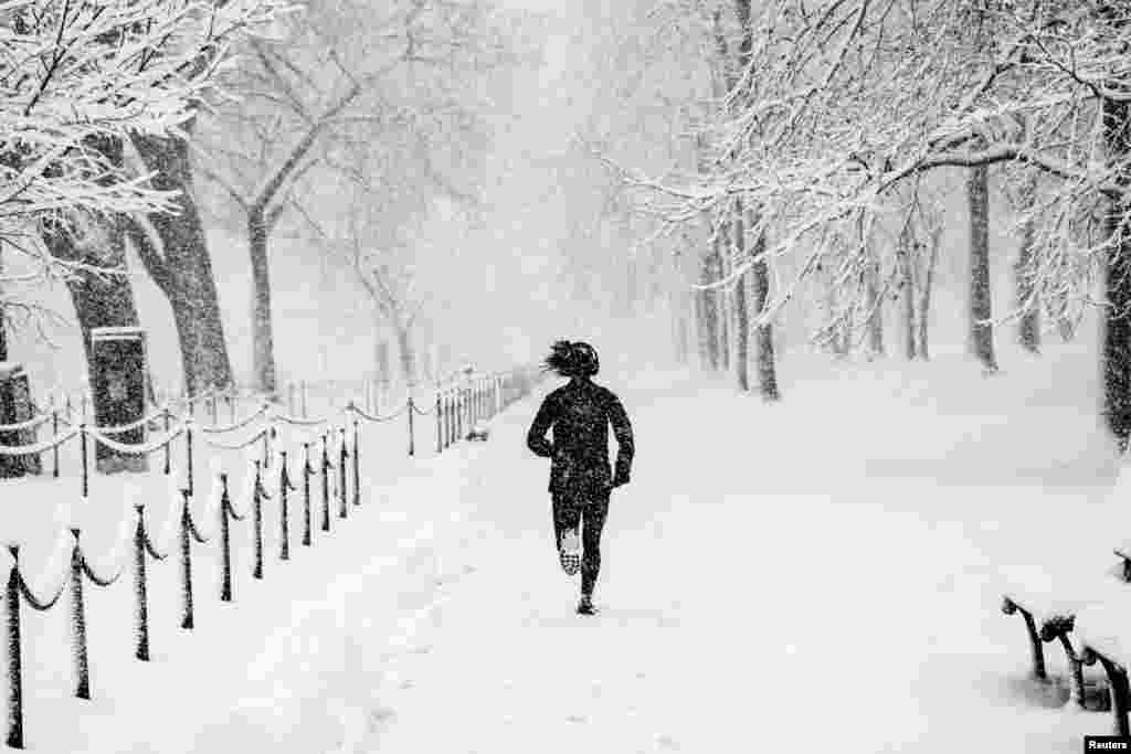 Una persona corre por el National Mall durante la tormenta de nieve en Washington.