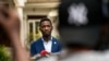 Bobi Wine s'adresse à la presse à l'extérieur de Kampala, en Ouganda, le 15 janvier 2021, un jour après que les Ougandais se soient rendus aux urnes.