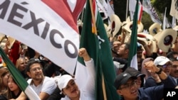 ARCHIVO - La gente aplaude mientras escucha a la exalcaldesa Claudia Sheinbaum en un mitin de cierre de campaña para su candidatura presidencial para representar al partido gobernante MORENA, en la Ciudad de México, el 26 de agosto de 2023.