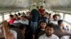 Migrantes hondureños que fueron deportados de Estados Unidos se sientan en un autobús tras llegar al aeropuerto Ramón Villeda Morales, en San Pedro Sula, Honduras, el miércoles 4 de diciembre de 2024.