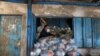Un trabajador palestino observa mientras prepara bolsas de alimentos en un centro de distribución de ayuda dirigido por la Agencia de Obras Públicas y Socorro de las Naciones Unidas (UNRWA), en un campamento de refugiados en la ciudad de Gaza.