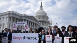 ARCHIVO - La gente se reúne para una conferencia de prensa sobre su oposición a la prohibición de TikTok en el Capitolio en Washington, DC, el 22 de marzo de 2023.