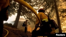 ARCHIVO - Bomberos luchan contra un incendio forestal en Los Ángeles, el 17 de septiembre de 2020.