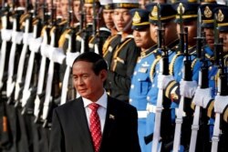 El presidente de Birmania, Win Myint, pasa frente a la guardia de honor durante su ceremonia de bienvenida en la Casa de Gobierno en Bangkok, Tailandia, el 14 de junio de 2018.