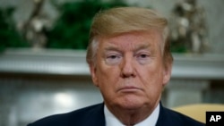 El presidente de EE.UU., Donald Trump, buscó liberar inmigrantes detenidos en ciudades santuario según medios estadounidenses.
