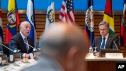 ARCHIVO - El secretario de Estado, Antony Blinken (derecha), escucha mientras el secretario de Seguridad Nacional, Alejandro Mayorkas (izquierda), habla durante una reunión sobre la Declaración de Los Ángeles el 23 de junio de 2023, en Washington. [AP/Jacquelyn Martin]