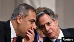 El ministro de Asuntos Exteriores de Turquía, Hakan Fidan, habla con el secretario de Estado de Estados Unidos, Antony Blinken, durante una reunión con los ministros de Asuntos Exteriores del Grupo de Contacto Árabe sobre Siria en Aqaba, Jordania, el 14 de diciembre de 2024