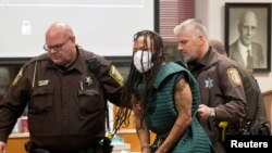Darrell Brooks, acusado de matar a cinco personas y herir a casi 50 después de atravesar un desfile navideño con su vehículo utilitario deportivo el 21 de noviembre, aparece en la corte del condado de Waukesha en Waukesha, Wisconsin, EE. UU. el 23 de noviembre de 2021.