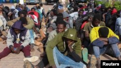 Migrantes interceptados por Libia antes de que intentaran viajar a Europa. Khoms, Libia, mayo 30, 2020.