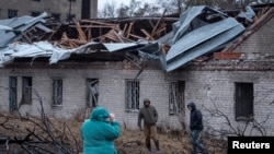 ARCHIVO - Residentes caminan en el lugar de un ataque con misiles rusos, en medio del ataque de Rusia a Ucrania, en Dnipro, Ucrania, el 21 de noviembre de 2024.