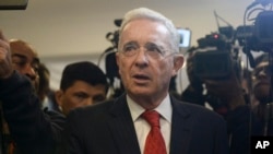 ARCHIVO - El expresidente Álvaro Uribe en una rueda de prensa en la sede del partido Centro Democrático tras reunirse con el presidente electo Gustavo Petro en Bogotá, Colombia, el 29 de junio de 2022. 