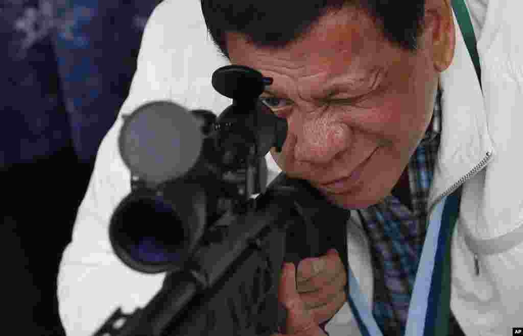 ប្រធានាធិបតីហ្វីលីពីន Rodrigo Duterte ពិនិត្យកាំភ្លើងវែង CS/LR4A ដែលធ្វើដោយចិនក្នុងការបង្ហាញកាំភ្លើងវែងរាប់ពាន់ដើមដោយបន្ទាយអាកាសចិននៅភាគខាងជើងប្រទេសហ្វីលីពីន។