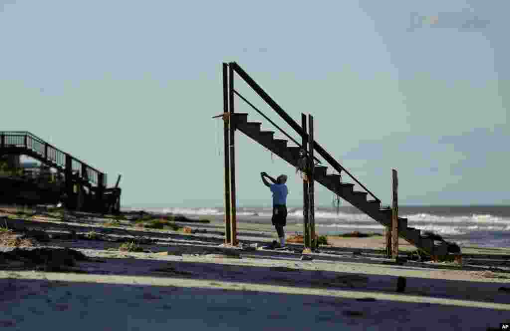 Warga AS, Ivan Juric, mengambil foto rumahnya di pantai Ponte Vedra, Florida, yang rusak akibat badai Matthew.