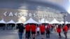 Los fanáticos caminan a través de los controles de seguridad al ingresar al Caesars Superdome antes del partido de playoffs de fútbol americano universitario de la NCAA Sugar Bowl, el jueves 13 de enero de 2025 en Nueva Orleáns. 