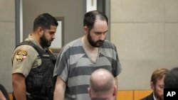 Daniel Perry, osuđen za ubistvo muškarca na protestu protiv rasne diskriminacije, u sudnici u Texasu, maj 2023. (Jay Janner/Austin American-Statesman/AP)
