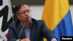 El presidente electo, Gustavo Petro, recibe sus cartas credenciales del Consejo Nacional Electoral de Colombia, en Bogotá.