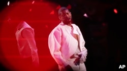 Usher durante su presentación en el espectáculo de medio tiempo del Super Bowl 58 de la NFL entre los 49ers de San Francisco y los Chiefs de Kansas City el domingo 11 de febrero de 2024 en Las Vegas. 