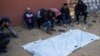 Familiares de un palestino muerto en los ataques nocturnos de Israel lloran junto a su cuerpo, fuera de la morgue del hospital Nasser en el campo de refugiados de Jan Yunis, en el sur de la Franja de Gaza, el sábado 4 de enero de 2025. (AP Foto/Abdel Kareem Hana).
