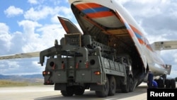 Los primeros componentes de un sistema de misiles ruso S-400 son descargados en el Aeropuerto de Murted Airport, cerca de Ankara, el 12 de julio del 2019.