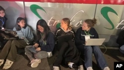 Jóvenes del periódico estudiantil Columbia Daily Spectator trabajan durante la noche mientras la policía desaloja a manifestantes del campus de la Universidad de Columbia, el 30 de abril de 2024, en Nueva York.