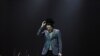 El artista español Joaquín Sabina saluda durante un concierto en Montevideo, el 23 de noviembre de 2019 en la capital uruguaya. Foto: AFP.