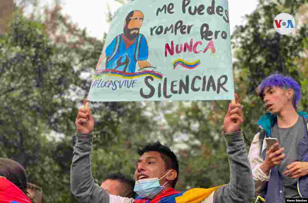 Manifestantes en el Parque Nacional, en Bogot&#225;, cantaban y gritaban en medio de la m&#250;sica. [Foto: Karen S&#225;nchez, VOA]