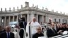 Paus Fransiskus bergerak meninggalkan lapangan Santo Petrus di Vatikan seusai menjalani misa yang menetapkan 14 santo baru pada 20 Oktober 2024. (Foto: Reuters/Guglielmo Mangiapane)