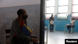 Un miembro de la Policía Nacional Bolivariana emite su voto en un simulacro electoral antes de las elecciones regionales de noviembre para gobernadores y alcaldes, en Caracas, el 10 de octubre de 2021.