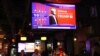 Para pengunjung sebuah bar di Shanghai, China, menyaksikan berita tentang liputan pemilu Amerika pada 6 November 2024. (Foto: AFP)