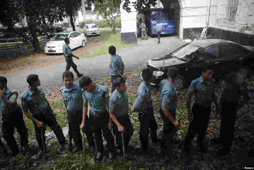 Police stand guard in front of the war crime tribunal as the court sentences Salauddin Quader Chowdhury, Dhaka, Oct. 1, 2013.