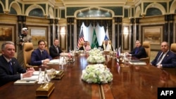 Funcionarios estadounidenses, saudíes y rusos se reúnen en el Palacio Diriyah, en Riad, Arabia Saudita, el 18 de febrero de 2025. El segundo a la izquierda es el secretario de Estado de EEUU, Marco Rubio, con el ministro de Asuntos Exteriores ruso, Serguéi Lavrov, a la derecha.