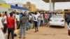 La gente se reúne para conseguir combustible en una estación, mientras continúan los enfrentamientos entre las Fuerzas de Apoyo Rápido paramilitares y el ejército, en el sur de Jartum, Sudán.