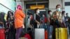 Para pekerja migran Indonesia yang tiba dari Malaysia di pelabuhan Bandar Sri Junjungan di Dumai, Riau, 2 April 2020. (Foto: AFP)