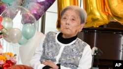 Esta foto facilitada por la ciudad de Ashiya muestra a Tomiko Itooka, festejada por su 116 cumpleaños en la residencia de ancianos en la que vive en Ashiya, al oeste de Japón, el 23 de mayo de 2024. (Ashiya City via AP).