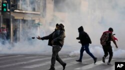 Las protestas no cesan en Perú. En la imagen, un manifestante arroja una piedra a la policía durante una protesta en Lima, Perú, el 12 de diciembre de 2022. 