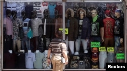 Un hombre mira la vitrina de una tienda en la Avenida Central en San José, Costa Rica, 13 de marzo de 2019.
