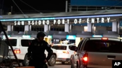 ARCHIVO - Un funcionario de Aduanas y Protección Fronteriza de EEUU se encuentra entre los carriles de automóviles que ingresan al puerto de entrada de San Ysidro el jueves 11 de mayo de 2023 en Tijuana, México.