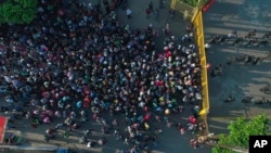 Migrantes centroamericanos se aglomeran en Tecun Uman, en la frontera entre México y Guatemala, el 2 de noviembre del 2018. (AP Photo/Oscar Rivera, File)