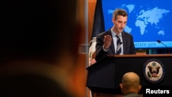 El portavoz del Departamento de Estado contesta a las preguntas de los periodistas durante una rueda de prensa, en la sede de la cartera de Exteriores, en Washington DC, el 3 de febrero de 2021.