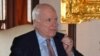 John McCain visita Myanmar