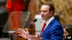 ARCHIVO - El gobernador de Luisiana, Jeff Landry, habla durante el inicio de la sesión especial en la Cámara de Representantes, el 15 de enero de 2024.