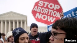 ARCHIVO. La sentencia de la Corte Suprema de Justicia de EEUU -en junio- es considerada como la más trascendental en las últimas décadas al revertir el derecho constitucional al aborto permitido desde 1973. Las expresiones de apoyo y rechazo se dieron frente al Supremo. 